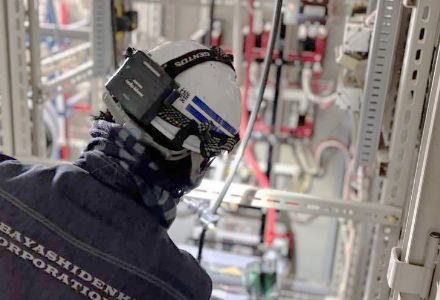 電気工事中の作業員の後ろ姿